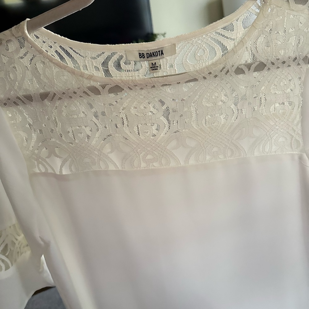 Medium White dress with lace sleeves. - Picture 2 of 4